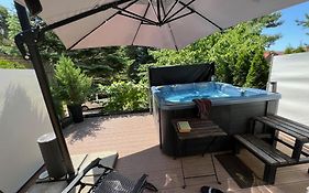 1-Bedroom Apartment-Rooftop Jakuzzi-Hot Tub, Bbq & Sauna In A Forest By The Beach